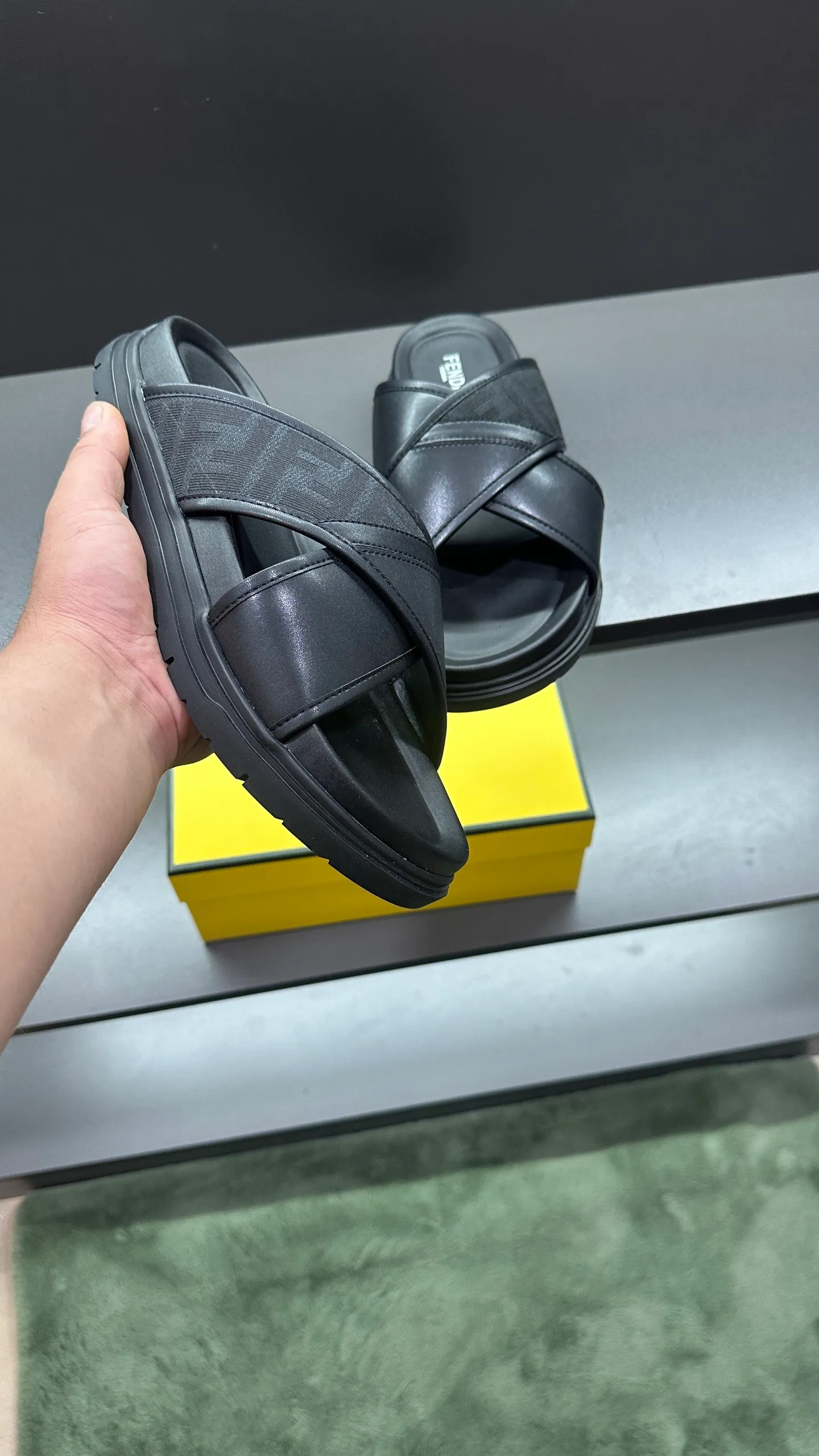 P300 [Fendi Slippers] High-end men's shoes brand, official website 1:1 latest masterpiece: original mold customization, fabrics made of imported original materials, upgraded outsole, lighter and non-slip. The market's top quality, simple yet tasteful, a must-have for fashionistas, fashionable at your feet, full of confidence, the same style at the counter 👍The season of summer slippers is here. Code: 38-45, 46 order